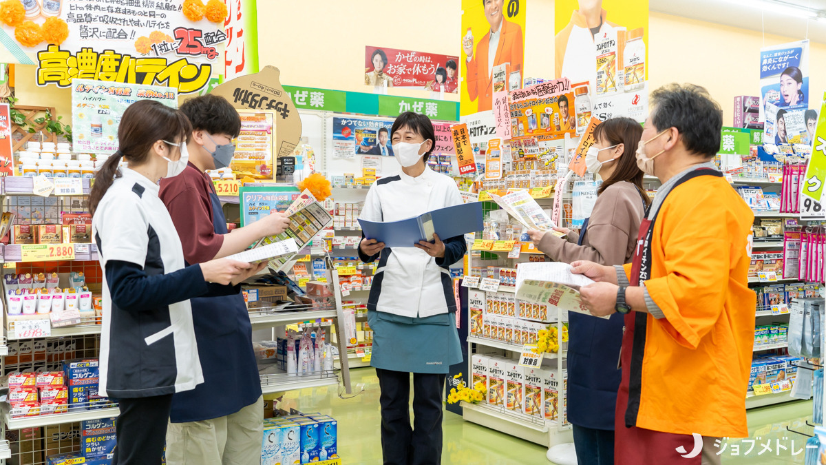店舗でミーティングを行うスタッフ